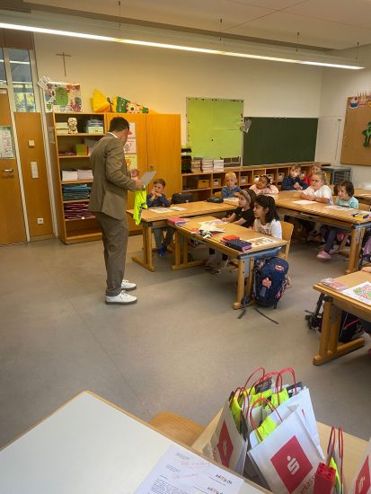 Begrüßung der 1a durch Herrn Schneider