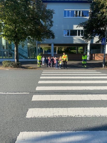 Begrüßung der 1a durch den Bürgermeister mit anschließender Schulwegbegehung