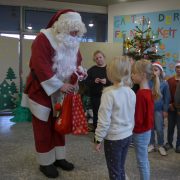 Nikolaus besucht die Schulkinder