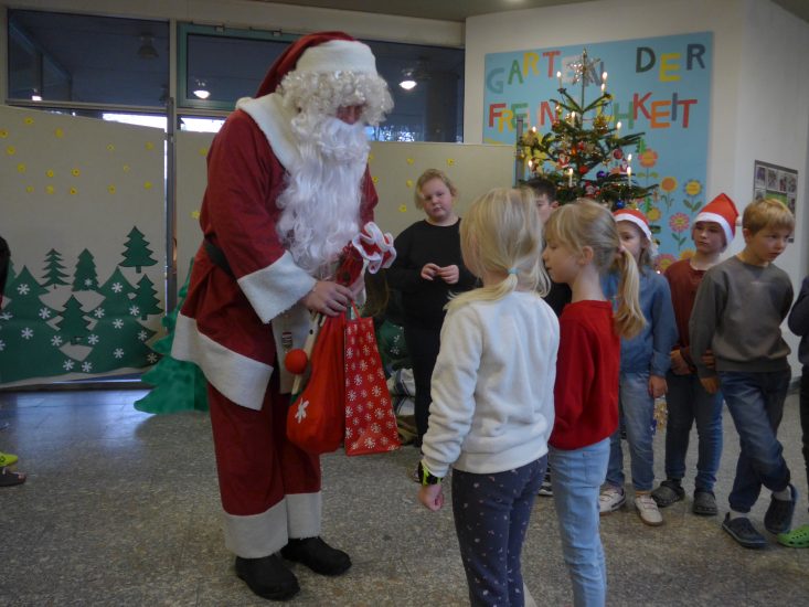 Nikolaus besucht die Schulkinder