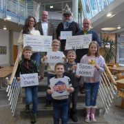 Spendenübergabe für Schultanzwoche