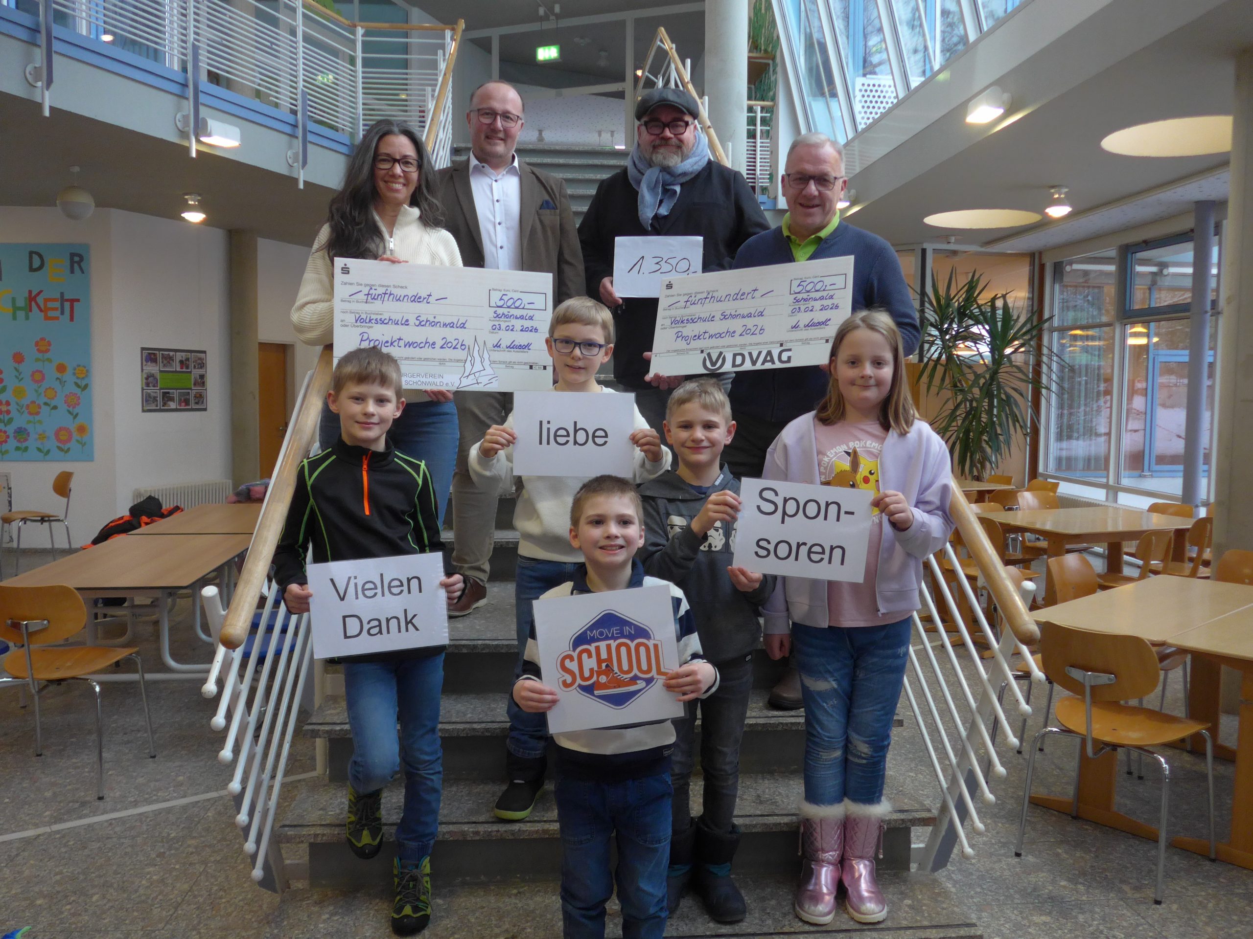 Spendenübergabe für Schultanzwoche