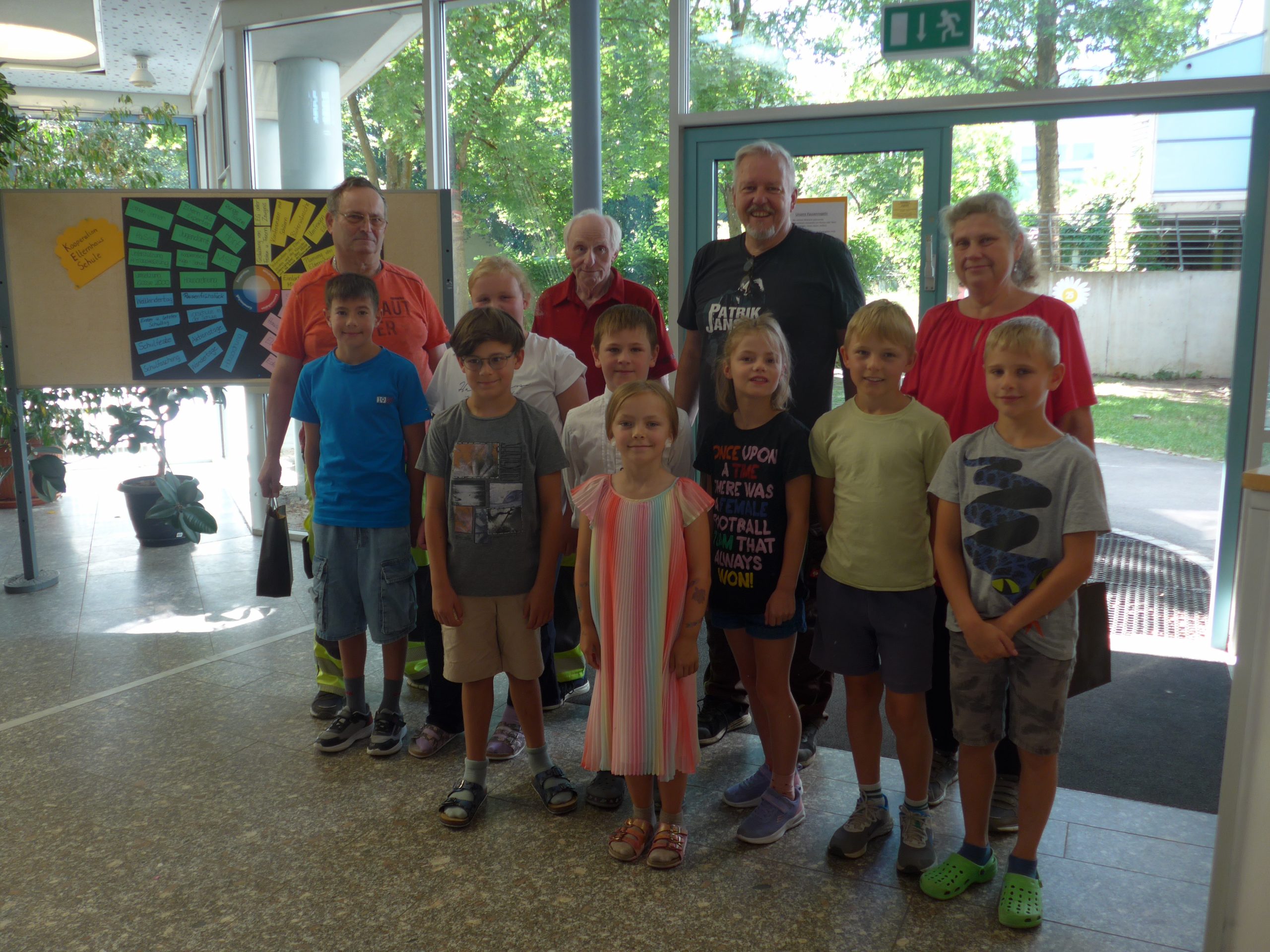 Schulversammlung mit Dank an „gute Geister“